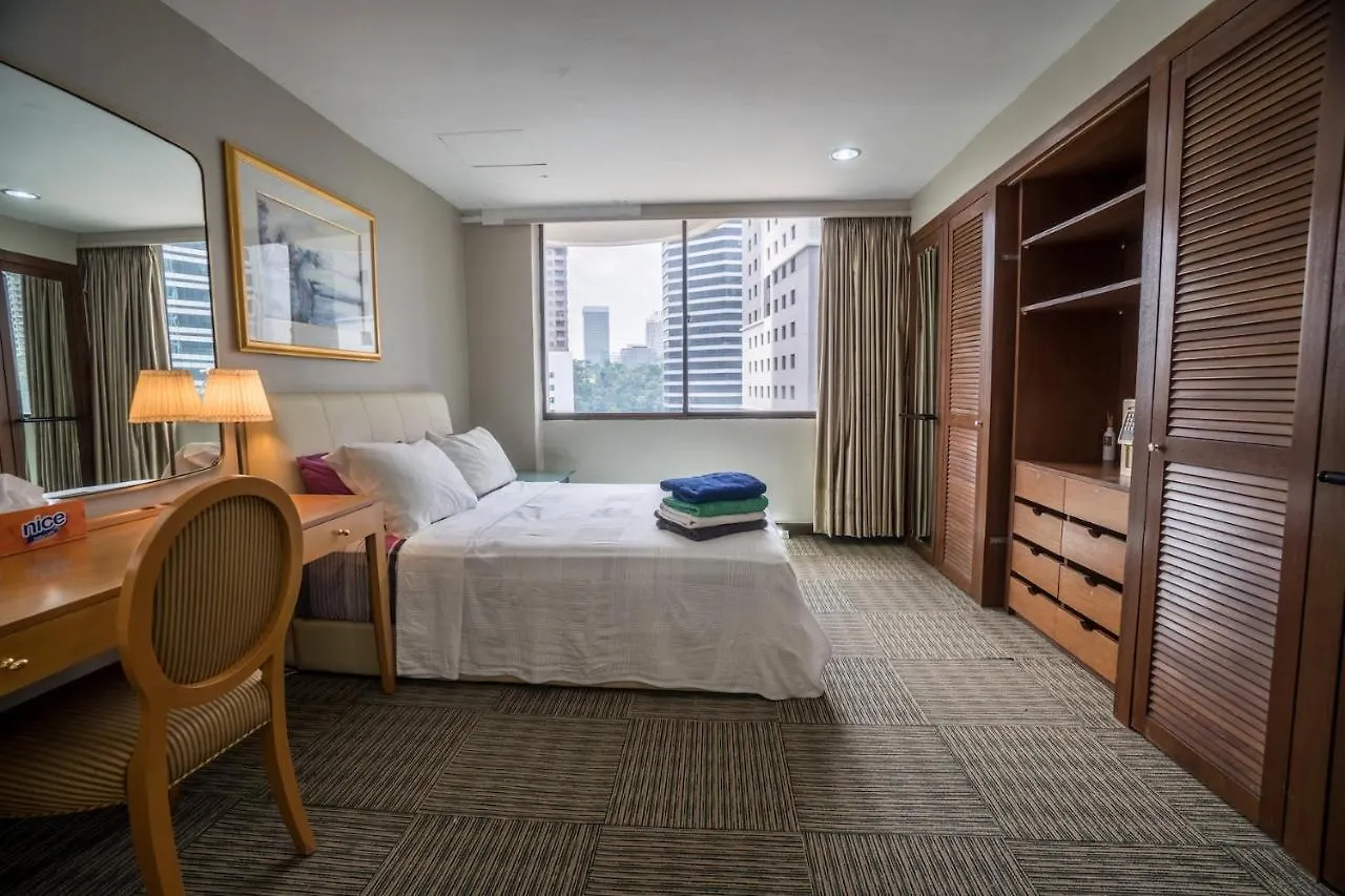 Cosy, Spacious Master Bedroom, City Center Downtown Condominium